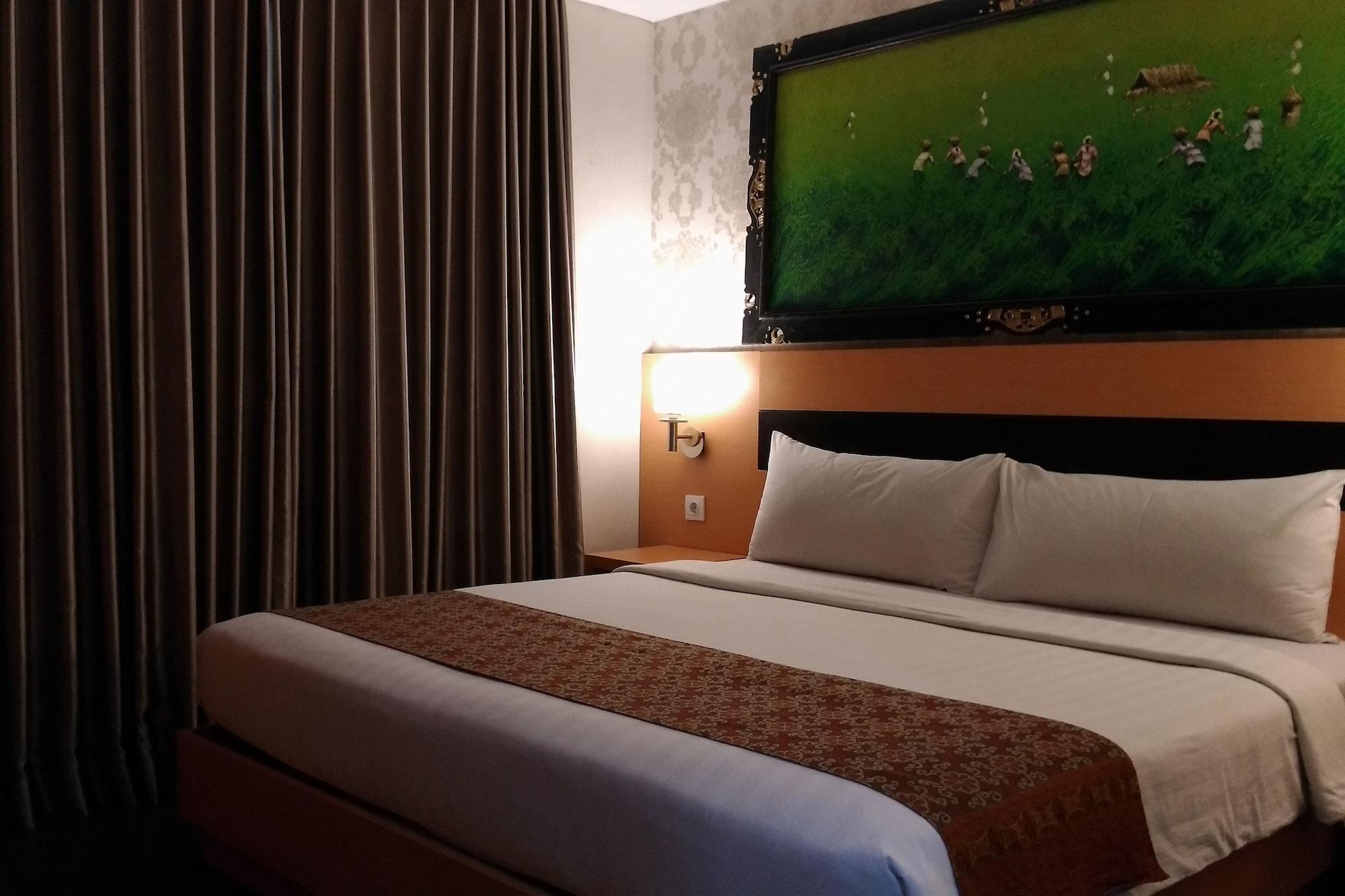 Grand Puri Saron Yogyakarta Hotel Exterior photo