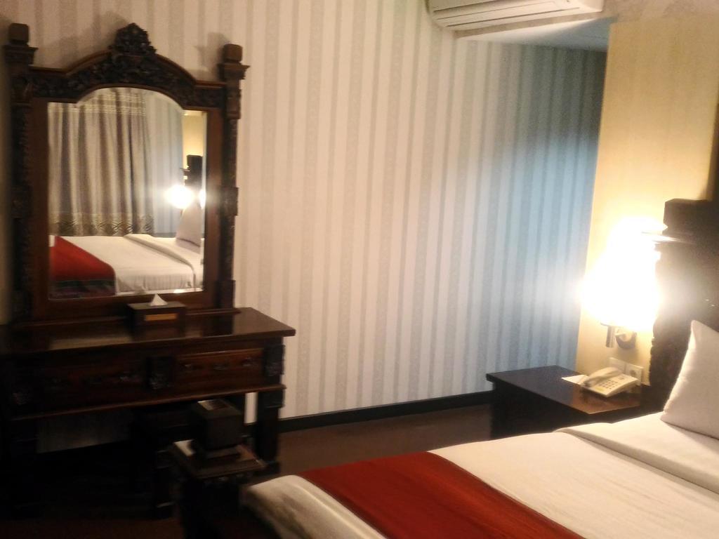 Grand Puri Saron Yogyakarta Hotel Exterior photo