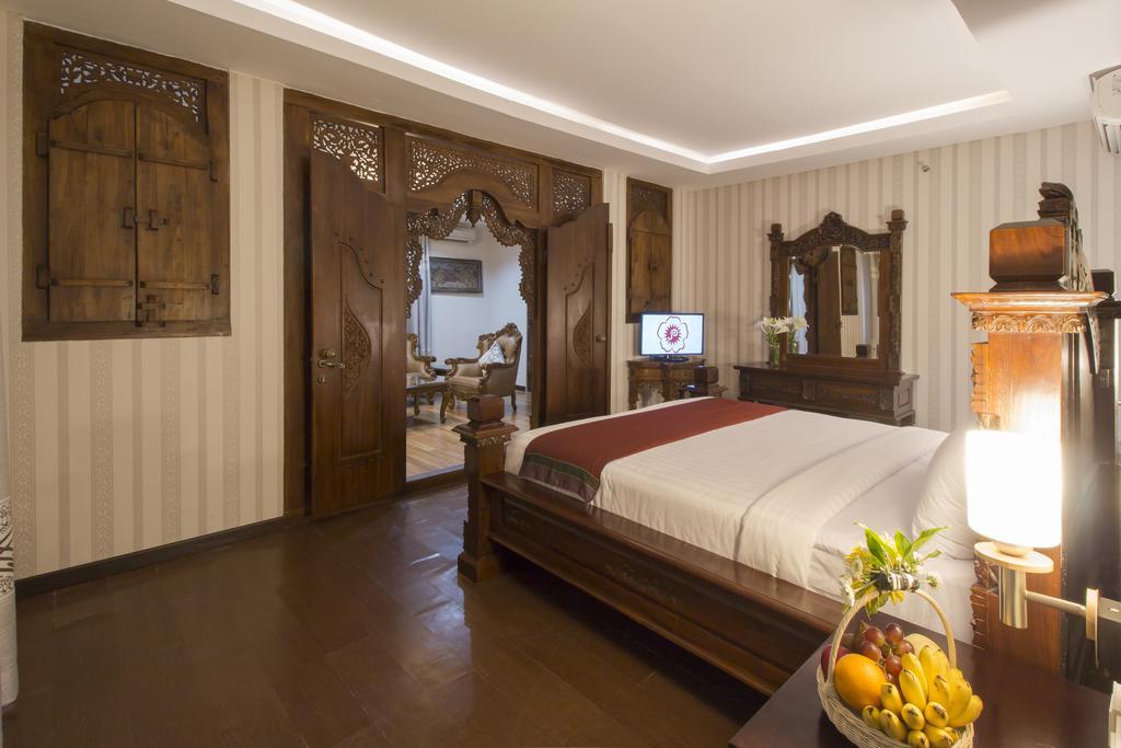Grand Puri Saron Yogyakarta Hotel Exterior photo