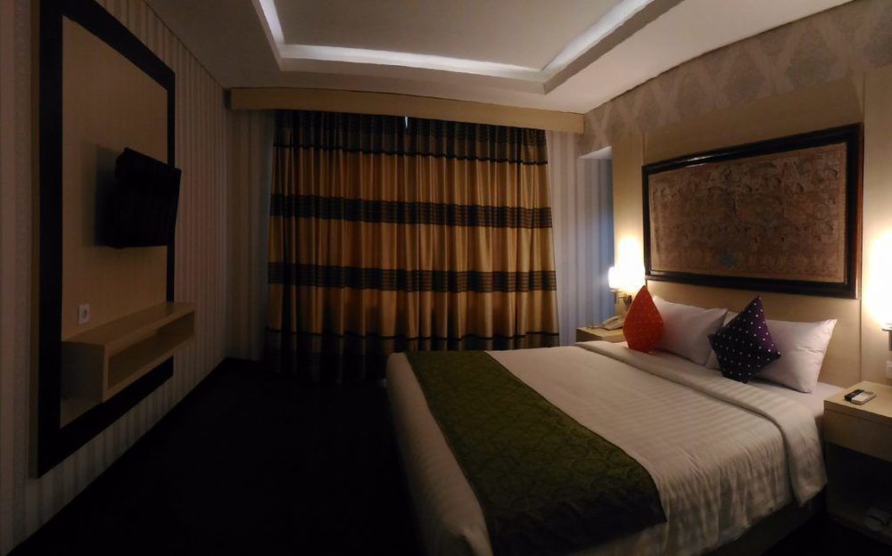 Grand Puri Saron Yogyakarta Hotel Exterior photo