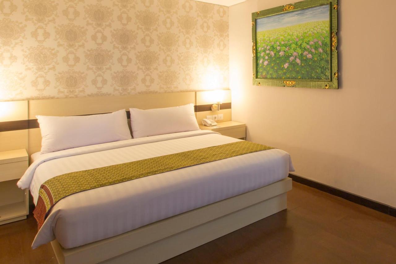 Grand Puri Saron Yogyakarta Hotel Exterior photo